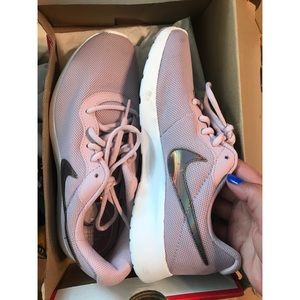 Nike women’s Tanjun 9.5 plum chalk white